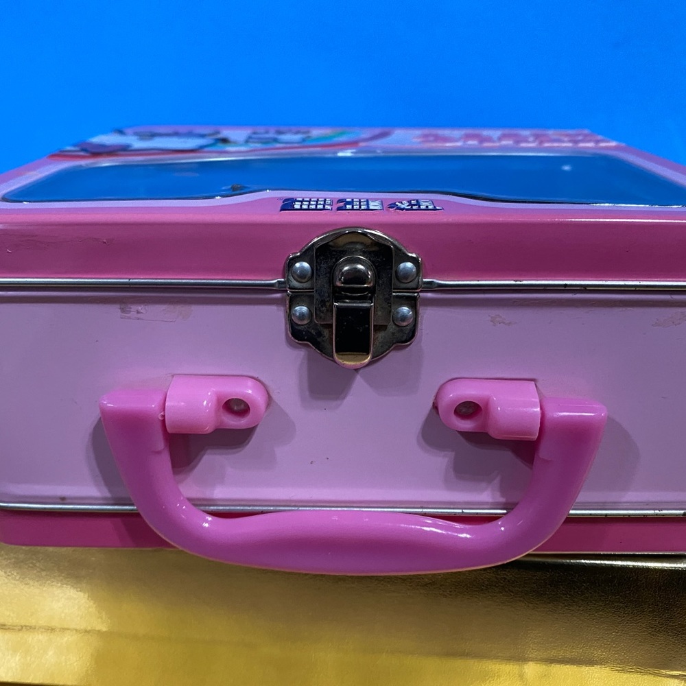 HELLO KITTY 2010 EMBOSSED METAL TOTE w/HANDLE & LATCH PEZ CASE, PLASTIC WINDOW - Picture 13 of 15